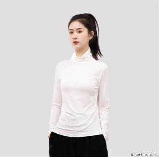 温碧霞代言IRENENA服装品牌轻薄修身打底衫白色长袖内衣 - 苏州28生活网 su.28life.net