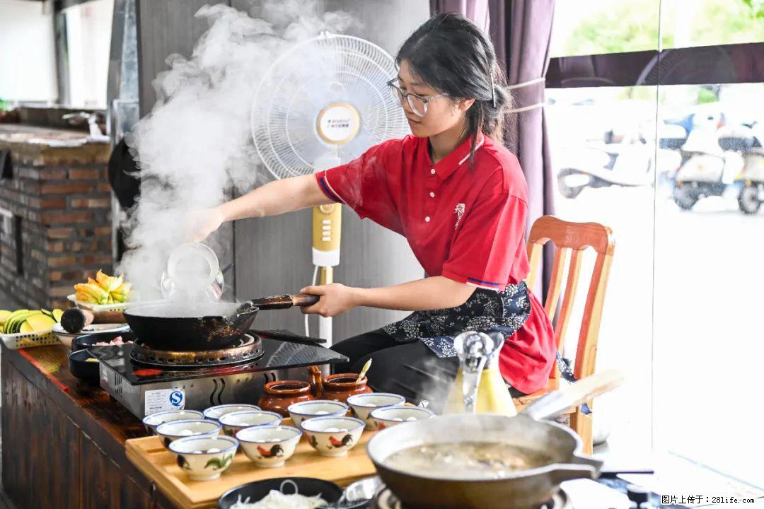 全网追的“扁担女孩”，找了一份暑假工，时薪12元 - 苏州生活资讯 - 苏州28生活网 su.28life.net